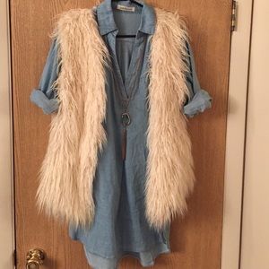 💥FINAL MARKDOWN💥 Cream Furry Vest Size Medium