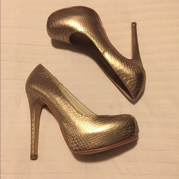 Chinese Laundry Gold Pump