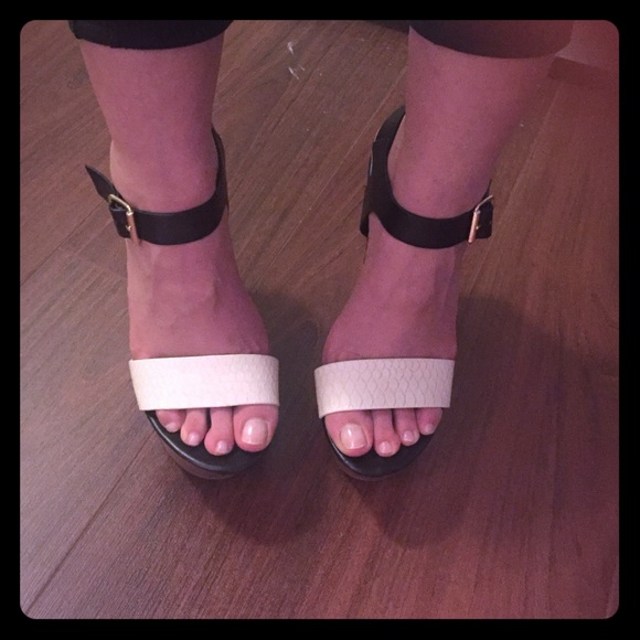 Charlotte Russe Donna platform size 8