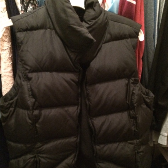 Black winter puffy vest