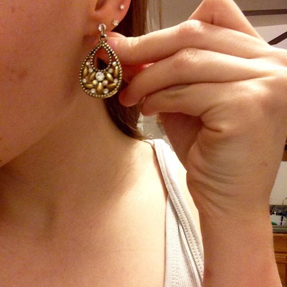 ✨Elegant rustic gold and sparkly crystal earrings✨ - Picture 2 of 3