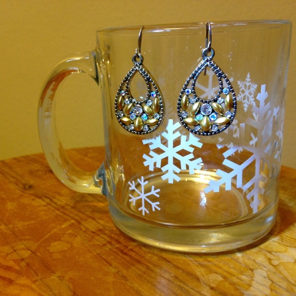 ✨Elegant rustic gold and sparkly crystal earrings✨ - Picture 3 of 3