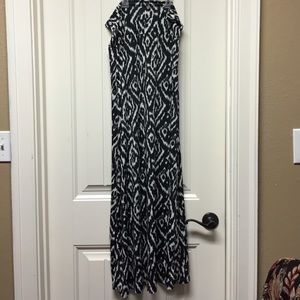Black/white Maxi skirt. Never been worn!! Large