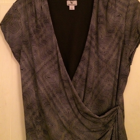 Sharp Deep V-neck Too ❤️💋 - Picture 2 of 4
