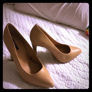 Very cute and sexy nude heels 😍😍