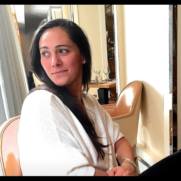 Meet your Posher, Lauren - Picture 2 of 2