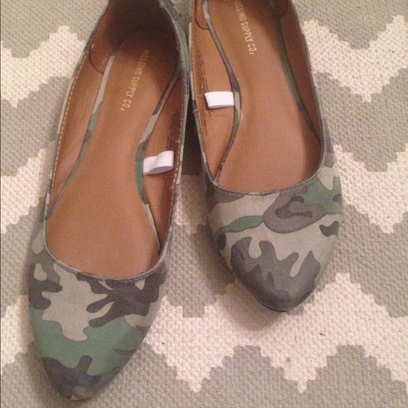 LAST CHANCE: Camo Flats