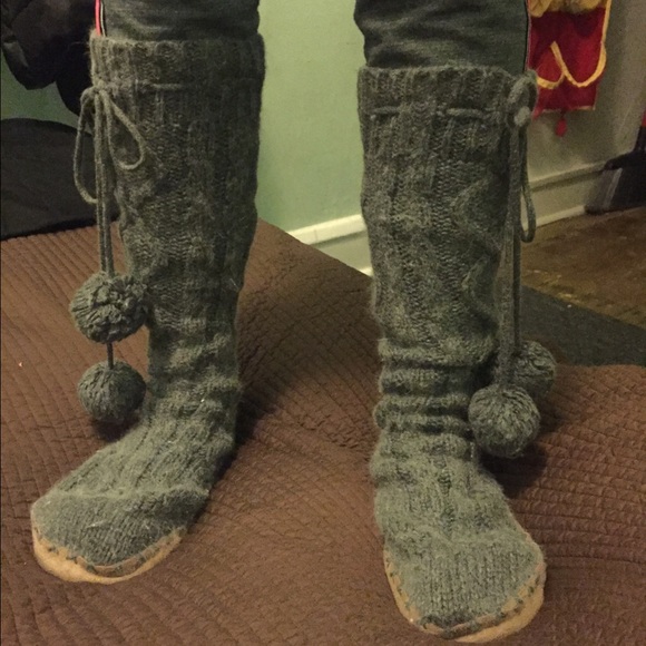 VS PINK MUKLUK BOOT SLIPPERS!