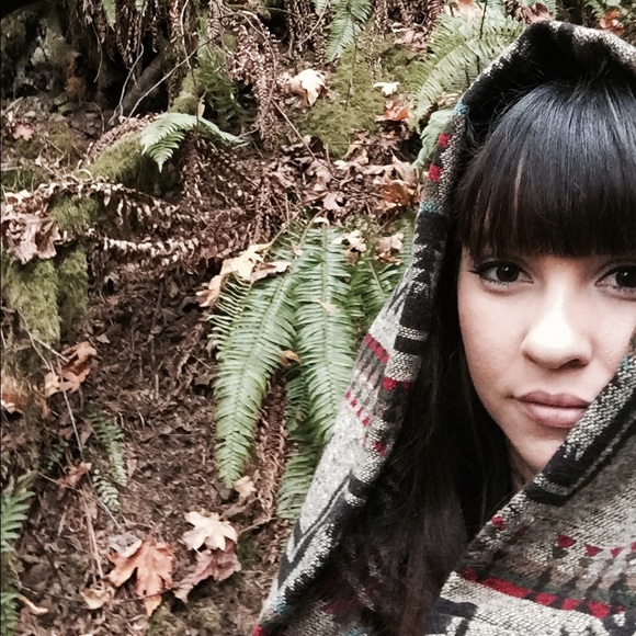 Meet your Posher, Nichole - Picture 2 of 2