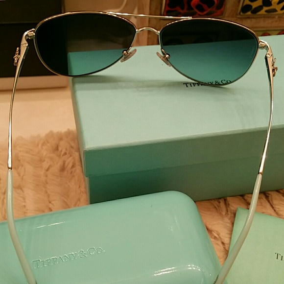 Sold Auténtic Tiffany &Co. Sunglasses - Picture 2 of 4
