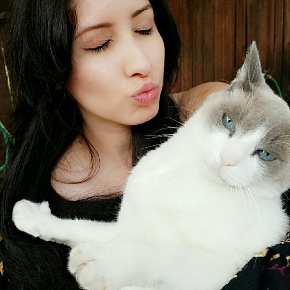 Meet your Posher, Korina - Picture 1 of 3