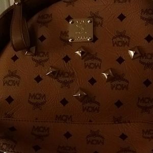 Meet your Posher, Ugondia