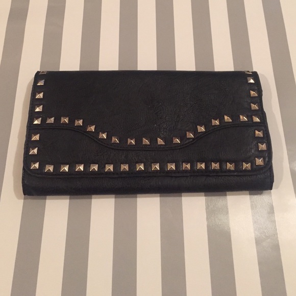 Black clutch trimmed in studs