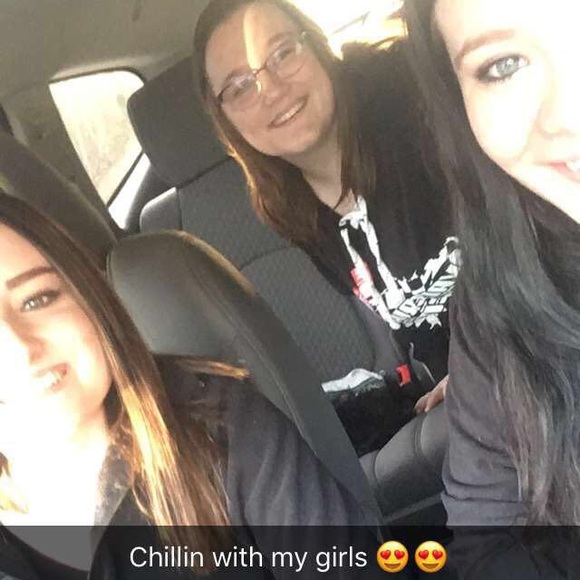 Meet your Posher, Nicole - Picture 4 of 8