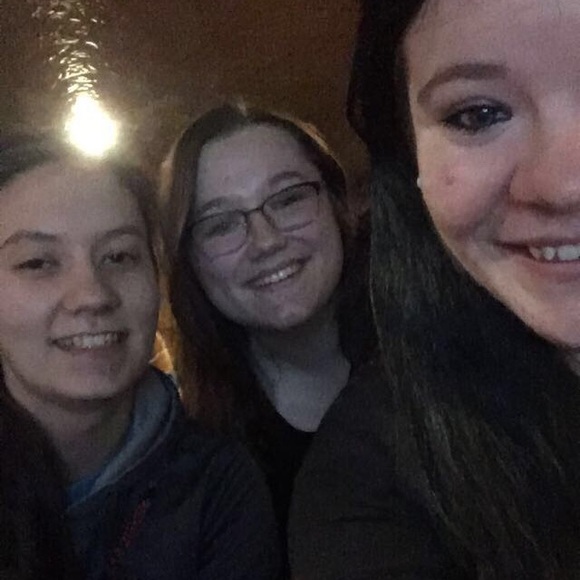 Meet your Posher, Nicole - Picture 5 of 8