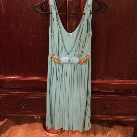 Deep V Day Dress! - Picture 3 of 4