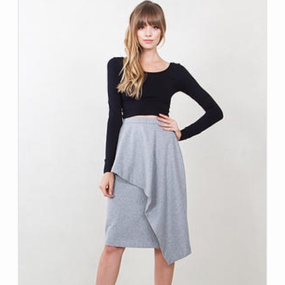 Structured and SO chic gray wool pencil skirt!