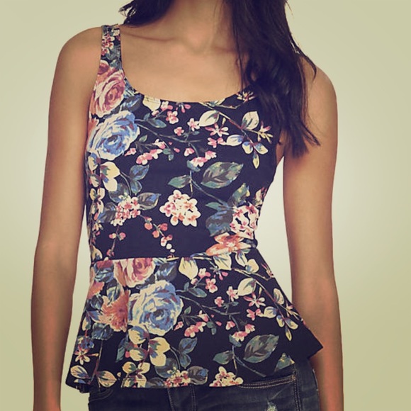 🌸 Floral peplum top 🌸