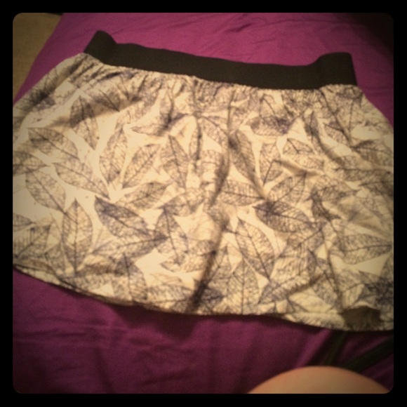 Leaf pattern skirt