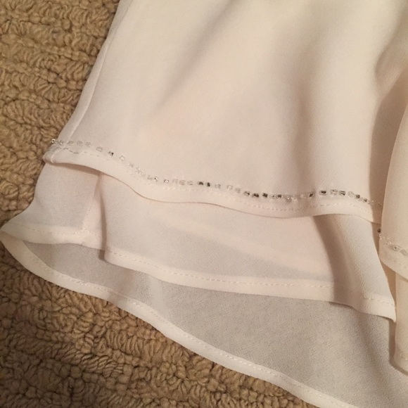 Cute white layered crop top - Picture 2 of 3