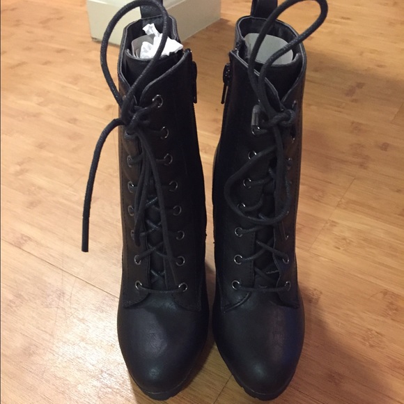 🔹sold in bundle🔹Black Laced Boots - Picture 2 of 4