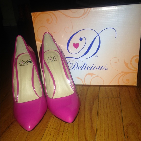 Fuchsia pink pumps!