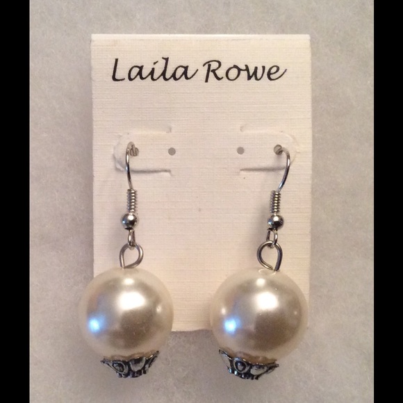 🎄 Pretty simulated pearl earrings.