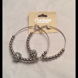🎄 Pretty silver tone hoops with beads