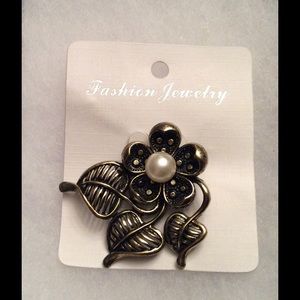 Flower brooch with simulated Pearl in the center