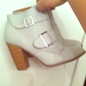 Tan 1900s buckle booties