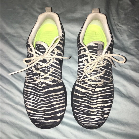 Nike Shoes - Nike women's roshe size 7. Hardly worm too big