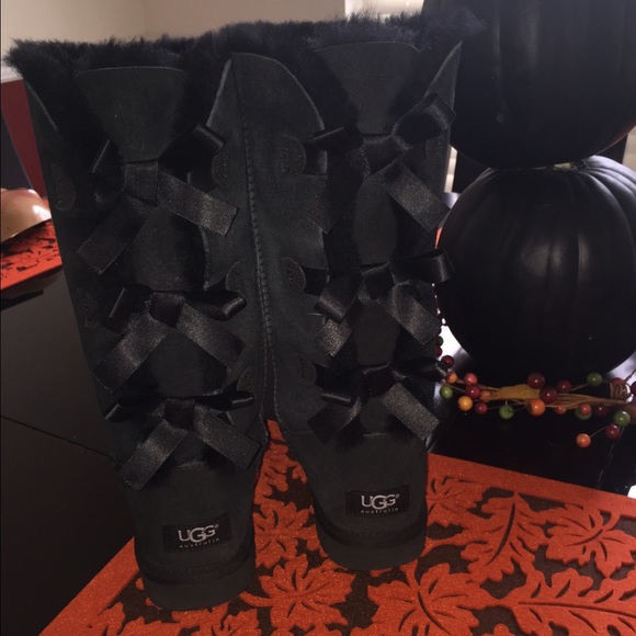 Never worn black Bailey button uggs!