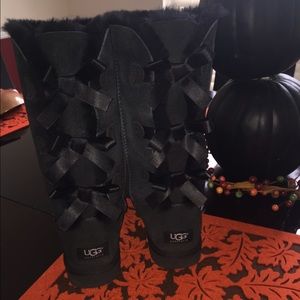 Never worn black Bailey button uggs!