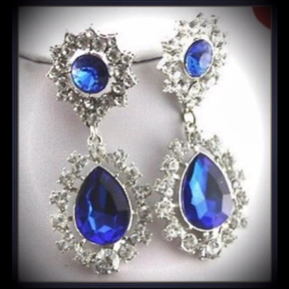 Jewelry - Brand new rhinestone and topaz inspired earrings.