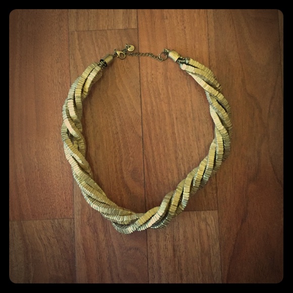 Gold chunky necklace.