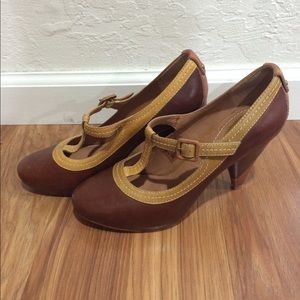 Fossil leather t-strap pumps 👠