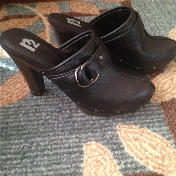 Black size 9 mule with silver buckles