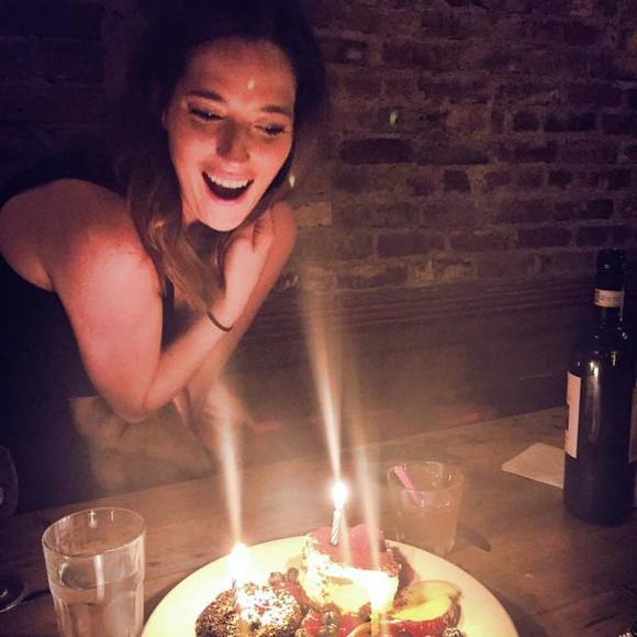 Katie de Los Angeles - Picture 1 of 3