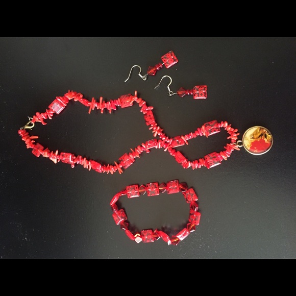 Jewelry - 🌷Pretty handmade necklace and earrings set.