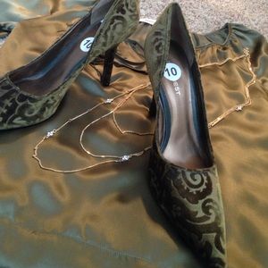 Green damask velvet pumps