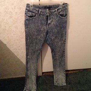 High-waisted jeans