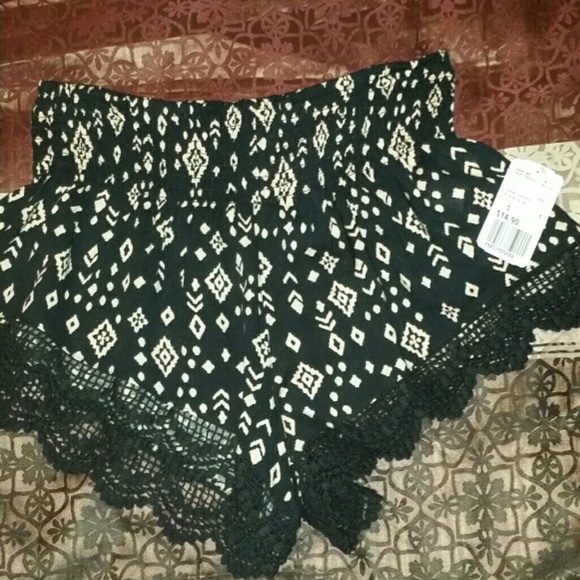 Chiffon shorts with black lace