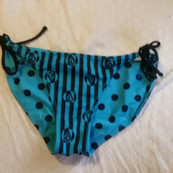 Volcom two-piece bathing suit - Picture 3 of 4