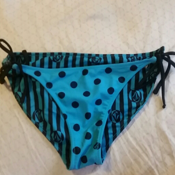 Volcom two-piece bathing suit - Picture 4 of 4