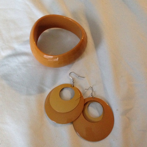 Bracelet and earrings