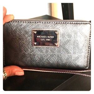 💯Authentic MK Wallet/iPhone Wristlet