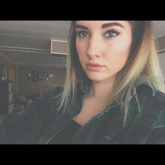 Meet your Posher, Hannah - Picture 2 of 3