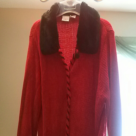 Sweater with faux fur collar