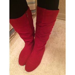 Red zip up, slouch boots.