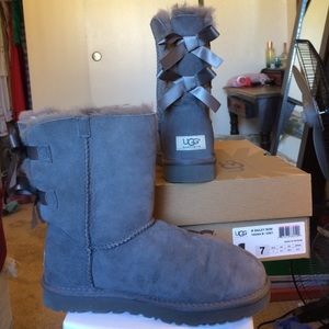 UGG Australia Bailey Bow Short in Gray/Grey Size 7